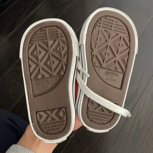 Brand new infant chuck taylors- size 4 - Picture 2 of 3